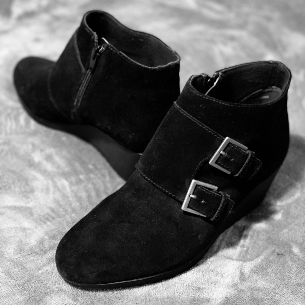Munro “Drew” wedge platform bootie with buckle accent. Size 8.5 wide.